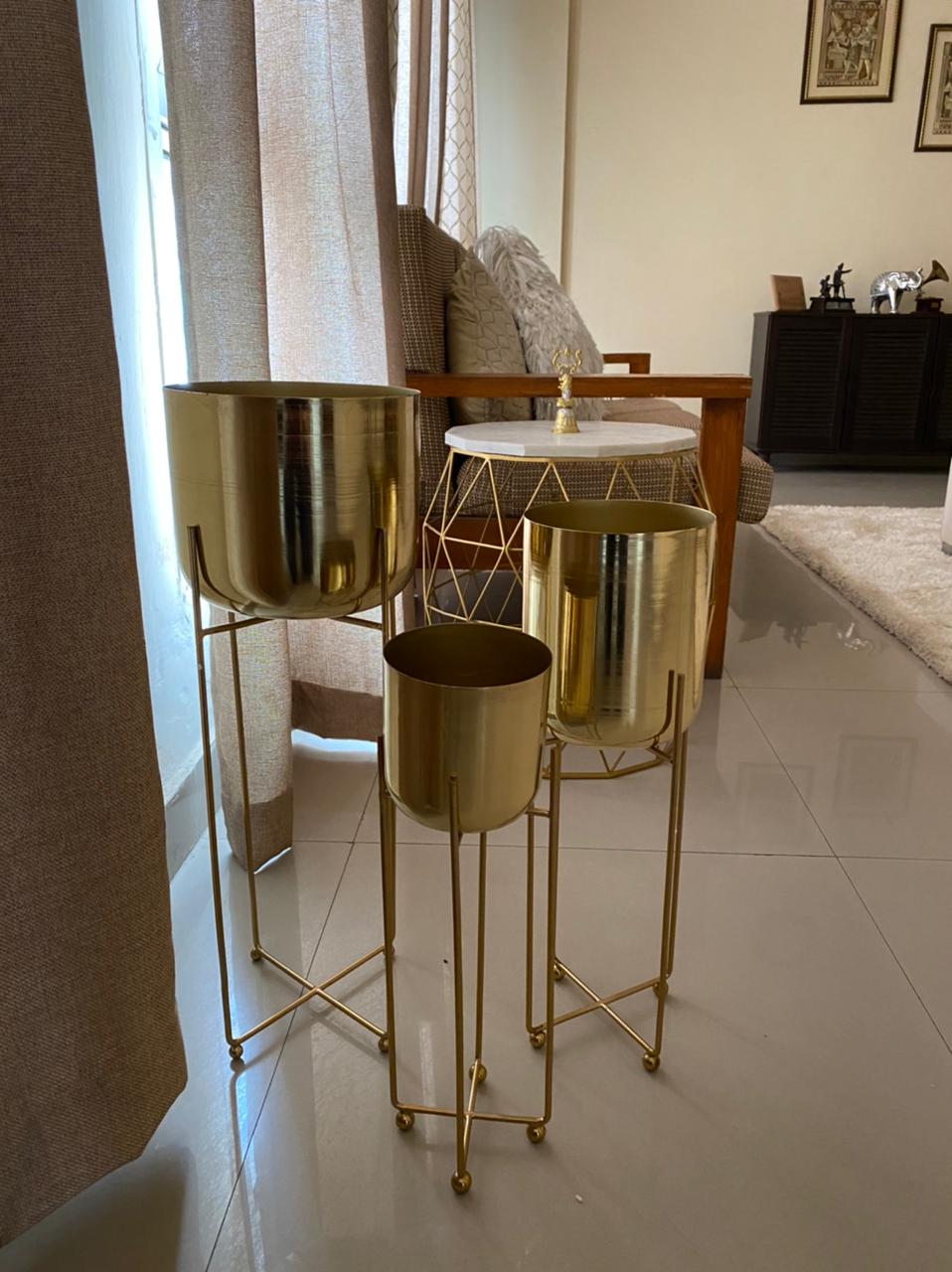 Spun Metal Standing Planter?¨Glossy Golden Planter With Stand (Set of 3pcs)