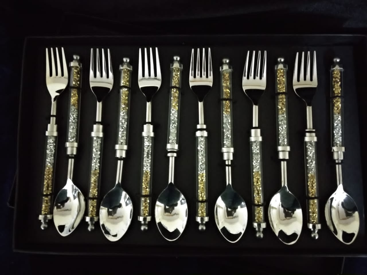 Serve Your Dinner With Emboss Aluminum Handle Silver/Golden Crystal Design Cutlery Now Available At Combo Discount (Serving Spoon 6pcs +Dinner Spoon 12pcs)