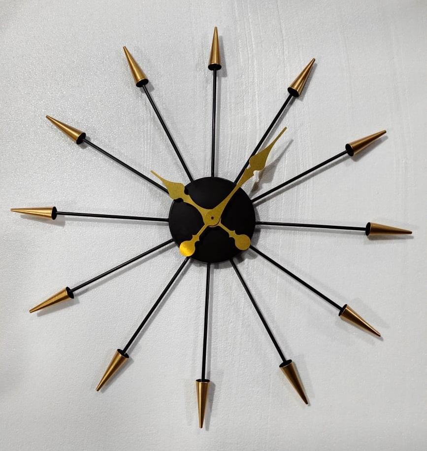 PC Home Decor | Hollow Arrow Shape Wall Clock, Black and Gold